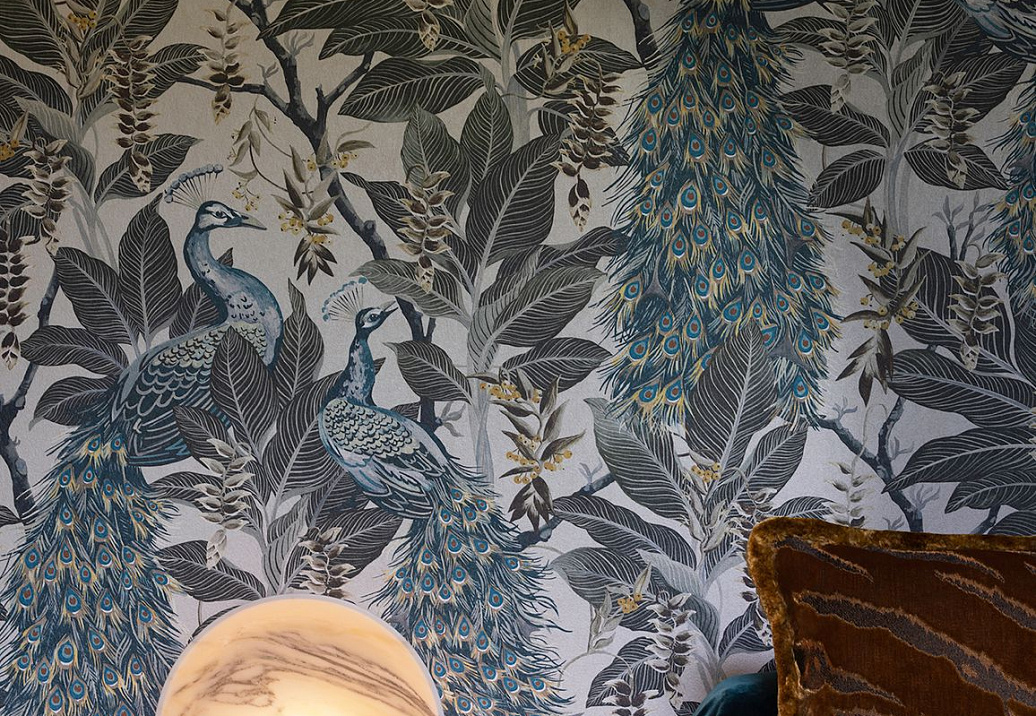 Обои Mokum The Royal Menagerie 13096/802/Royal Peacock W/P/Vintage White