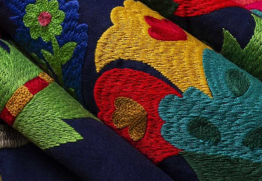 Ткань Fabricut Iris Apfel TulipSuzani/Jewel